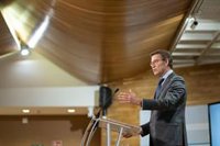 Feijóo ve "mucho más seguro" vacunarse con AstraZeneca que contagiarse y pide disculpas por los "vaivenes"