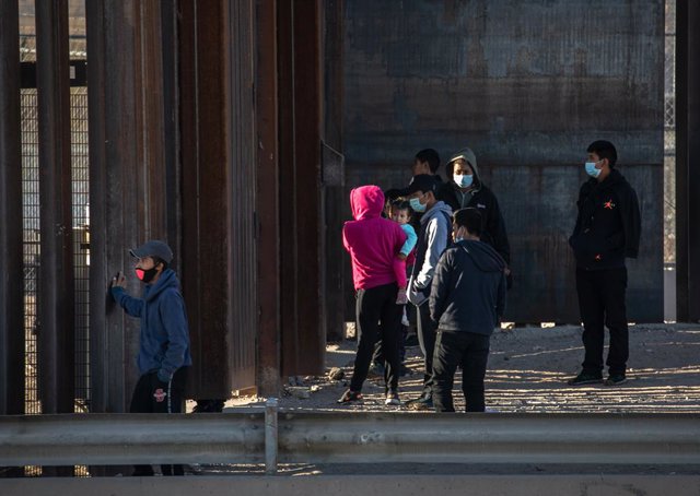 Migrantes intentado cruzar la frontera de México a Estados Unidos