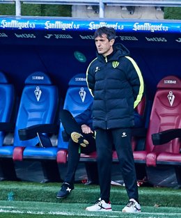 Archivo - Pacheta, entrenador del Huesca se enfrenta a su pasado en el Elche