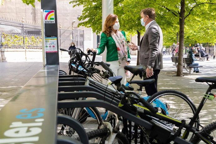 La consejera municipal de Servicios Públicos y Movilidad, Natalia Chueca, y el responsable de Zicler, Francisco Lana, presentan estacionamientos para bicis y patinetes eléctricos cuya instalación, a modo de prueba piloto, se ha autorizado en Zaragoza.