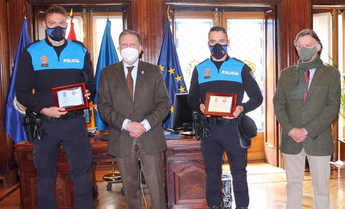 Entrega de placa en reconocimiento a la actuación de dos policías que salvaron a dos vecinas en un incendio en Oviedo