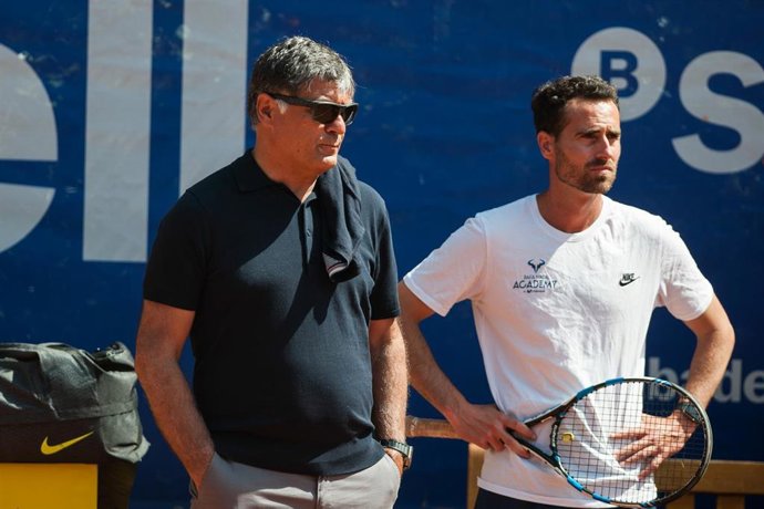 Archivo - Toni Nadal observa un entrenamiento en el Conde de Godó