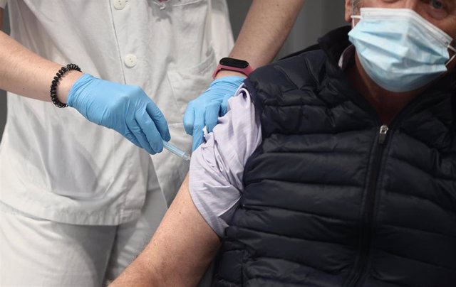 Un hombre es vacunado con la vacuna de AstraZeneca contra el Covid-19 en el Hospital de Emergencias Enfermera Isabel Zendal, en Madrid