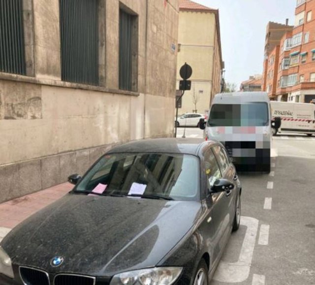 Turismo estacionado en un carga y descarga con las notas 'blanca' y 'rosa'