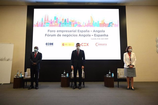 El presidente del Gobierno, Pedro Sánchez, y la ministra de Industria, Comercio y Turismo, Reyes Maroto, en el Foro Empresarial España-Angola en Luanda