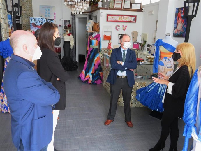 El delegado de Empleo en Huelva, Antonio Augustín, visita el taller de Carmen Vega.