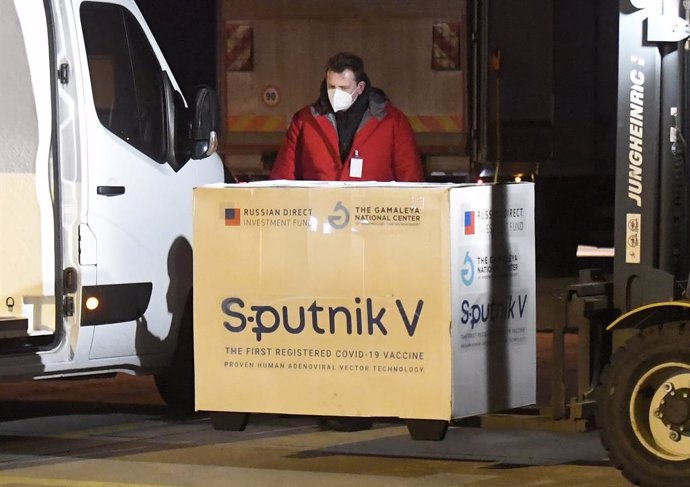 Archivo - 01 March 2021, Slovakia, Kosice: Aworker unloads boxes of Sputnik V's Coronavirus vaccine doses from an aircraft upon its arrival from Moscow at Kosice International Airport. Photo: Franti?ek Iván/TASR/dpa