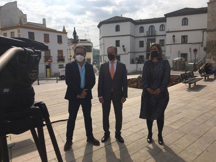 El delegado territorial accidental de Regeneración, Justicia y Administración Local, Ángel Pimentel (centro), en su visita a Baena.