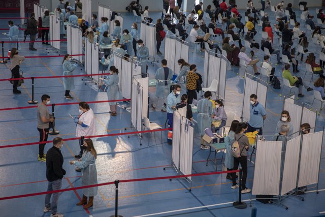 Foto de archivo de profesionales de Educación recibiendo la primera dosis de la vacuna AstraZeneca en las instalaciones del SADUS en Los Bermejales. En Sevilla, (Andalucía, España), a 25 de febrero de 2021.