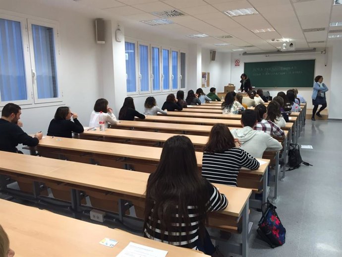 Archivo - Alumnos durante un examen.