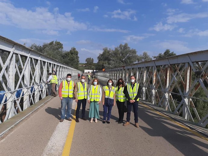La delegada territorial de Fomento, Infraestructuras y Ordenación del Territorio, Cristina Casanueva (tercera por la dcha.), en el puente de hierro de Palma del Río.