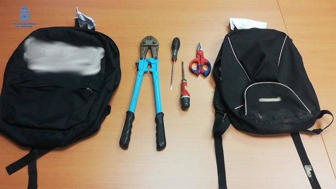 Objetos que fueron incautados a dos jóvenes de 20 años detenidos como presuntos autores de un robo con fuerza en el interior de un coche estacionado en el barrio del Amanecer, en Palma.