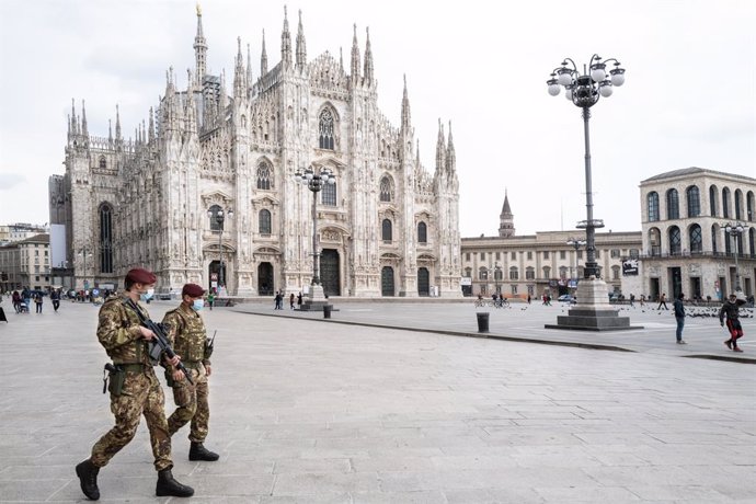 Dos soldados caminan por la Plaza del Duomo, en Milán.