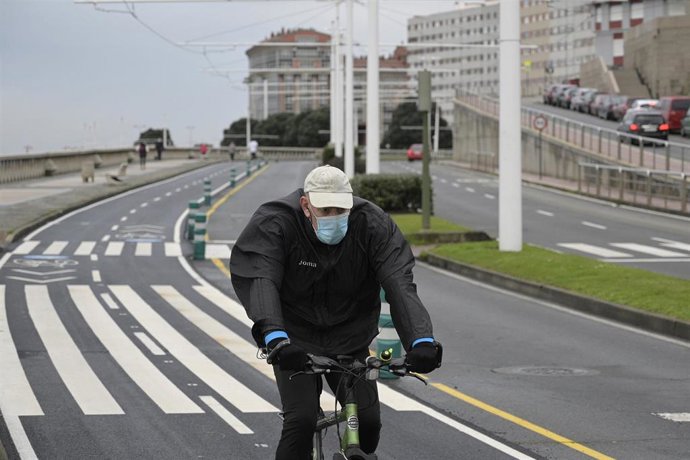 Archivo - Una persona corre en solitario y con mascarilla un día después de la entrada en vigor de la normativa que obliga a los deportistas a hacer deporte al aire libre con mascarilla.