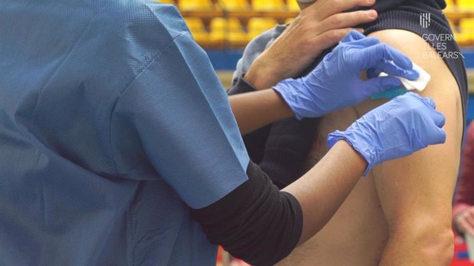 Archivo - Un sanitario administra una vacuna de la COVID-19 en Baleares.