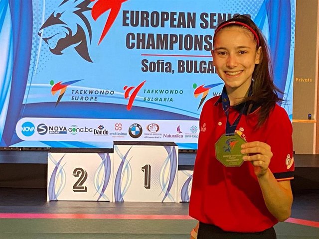 La taekwondista española Adriana Cerezo posa con la medalla de oro tras su éxito europeo