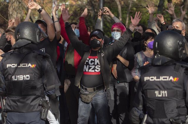 Varias personas protestan por la presencia de Vox en un acto convocado en Vallecas