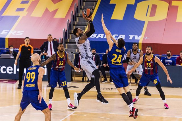 Archivo - David Lighty of LDLC ASVEL Villeurbanne shoots over Kyle Kuric of Fc Barcelona during the Turkish Airlines EuroLeague match between Fc Barcelona and LDLC ASVEL Villeurbanne at Palau Blaugrana on February 26, 2021 in Barcelona, Spain.