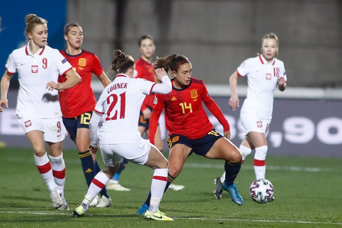 Archivo - Alexia Putellas of Spain and Emilia Zdunek of Poland in action during the UEFA Womens Euro Qualifying Draw, Group D, football match played between Spain and Poland at Ciudad del Futbol on february 23, 2021, in Las Rozas, Madrid, Spain.