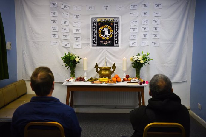 Archivo - 23 October 2020, England, anniversary of the Essex container tragedy: Visitors visit the memorial shrine at the Hackney Chinese Community Services (HCCS), on the first anniversary of the Essex container tragedy. Photo: Kirsty O'connor/PA Wire/