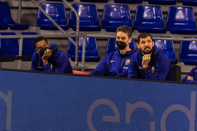 Pau Gasol junto a Nikola Mirotic en el banquillo del Barça