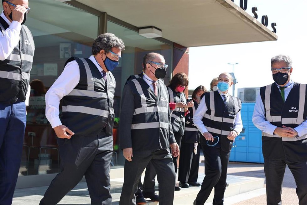 El presidente del Gobierno de Aragón, Javier Lambán, y el ministro de Inclusión, Migraciones y Seguridad Social, José Luis Escrivá, visitan la planta de la empresa Saica en el Burgo de Ebro (Zaragoza).