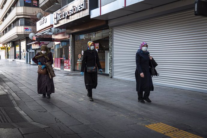 Archivo - 05 December 2020, Turkey, Ankara: Women wearing face masks as a precaution against the spread of coronavirus, walking past closed shops during the curfew imposed by the authorities to curb the spreading of coronavirus. Photo: Tunahan Turhan/SO