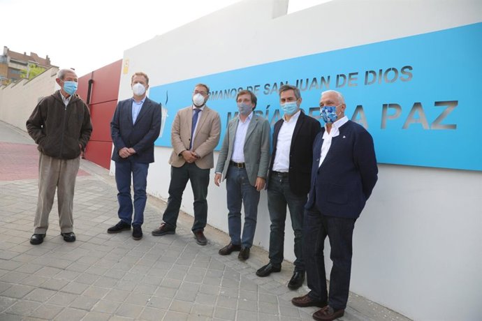 Almeida y Aniorte visitan el Centro Santa María de la Paz para personas sin hogar