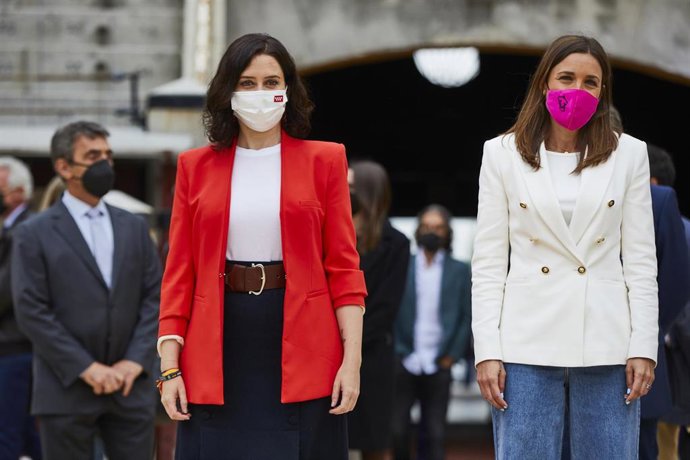 La presidenta de la Comunidad de Madrid, Isabel Díaz Ayuso (i) y la viuda de Víctor Barrios, Raquel Sanz (d) posan durante su visita en la plaza de toros de Las Ventas, a 8 de abril de 2021, en Madrid (España). Todos han realizado la visita para conocer