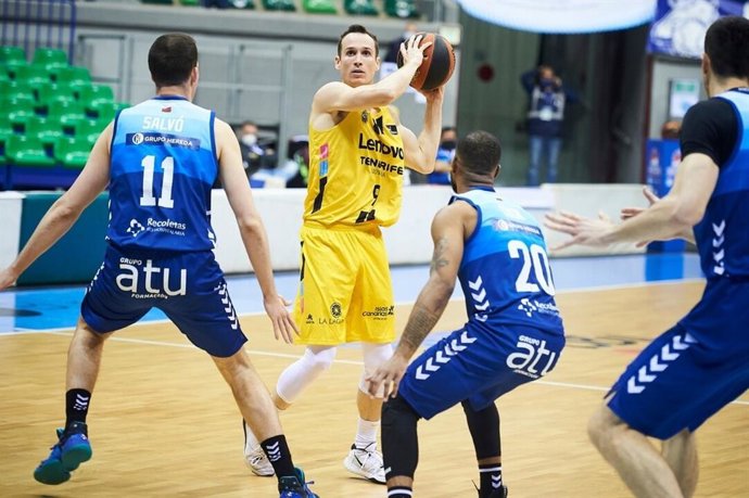 Marcelinho Huertas dirige un ataque del Lenovo Tenerife ante el Hereda San Pablo Burgos
