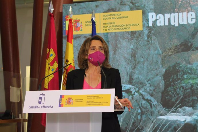 La vicepresidenta cuarta y ministra para la Transición Ecológica y el Reto Demográfico, Teresa Ribera, ofrece una rueda de prensa durante su visita al Parque Nacional de Cabañeros, a 6 de abril de 2021.