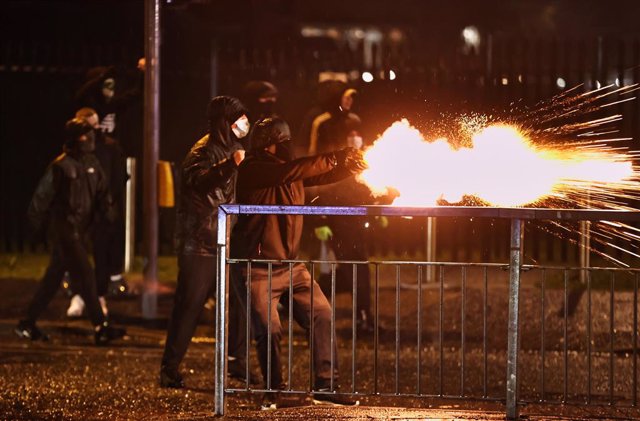 08 April 2021, United Kingdom, Belfast: Rioters fire fireworks at the anti-riot police on the Springfield road, as unionists and nationalists clashed with the police and each other. Photo: Liam Mcburney/PA Wire/dpa