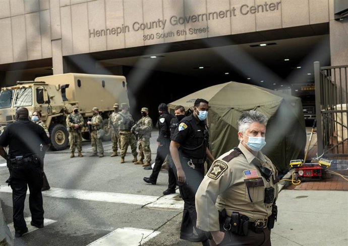 Fuezas de seguridad a las afueras del juzgado del condado de Hennepin, donde se celebra el juicio por la muerte de Floyd.