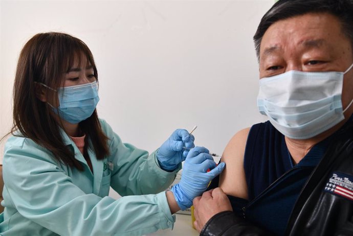 Archivo - Un hombre recibe la vacuna contra la COVID-19 en Shijiazhuang.