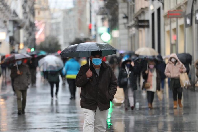 Archivo - Transeúntes pasean protegidos con paraguas por el centro de la capital, en Madrid, (España), a 27 de noviembre de 2020. 