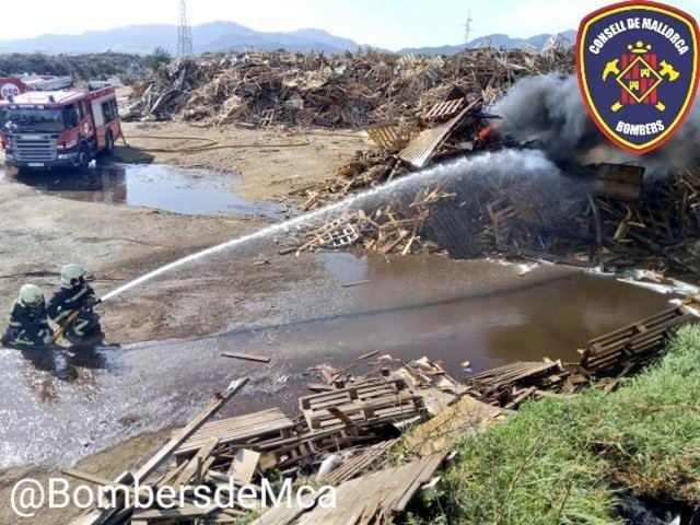 Bomberos trabajando en el incendio de restos de poda y palés cerca de Tirme.