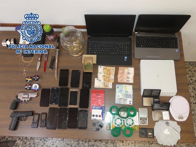 Policía Nacional desmantela un punto de venta de cocaína y hachís en el centro de Yecla y detiene a 3 personas