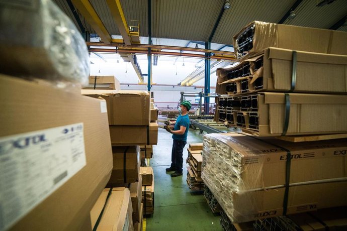 Archivo - Un trabajador en una fábrica.