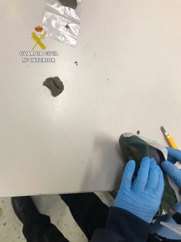 Zapatilla en la que fueron intervenidos 12 gramos de hachís en la cárcel coruñesa de Teixeiro.