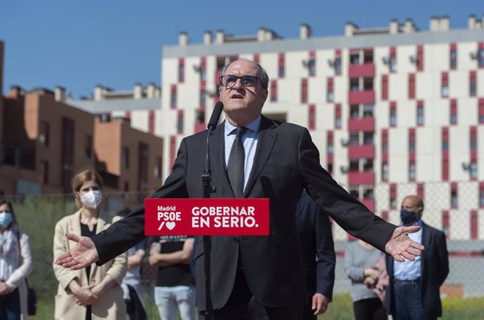 El candidato socialista a la Presidencia de la Comunidad de Madrid, Ángel Gabilondo, durante una visita al municipio de Parla, a 5 de abril de 2021, en Parla, Madrid, (España), a 5 de abril de 2021. Con el lema Gobernar en serio, Gabilondo ha recorrid