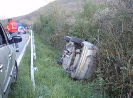 Salida de vía y vuelco de un vehículo en Atez