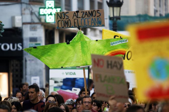 Archivo - Miles de personas se citan en todo en mundo contra el cambio climático, en las imágenes malagueños y turistas en dicha concentración a su paso por calle Larios