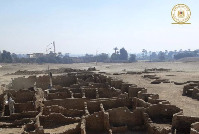 Restos de edificios de la ciudad perdida descubierta al oeste de Luxor