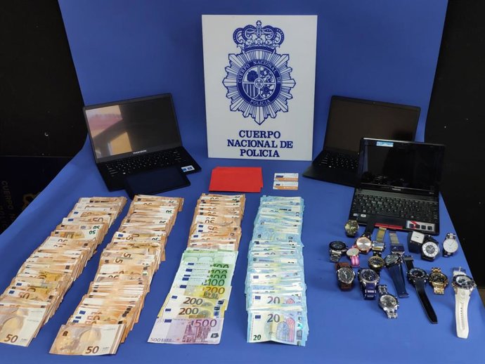 Dinero y otros efectos requisados a una banda que estafó 200.000 a 3.500 conductores ofreciéndoles un seguro sin cobertura real