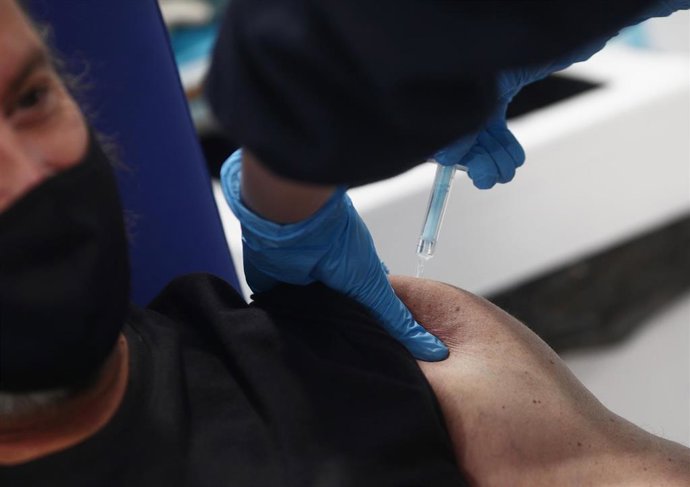 Un hombre es vacunado con la vacuna de AstraZeneca contra el Covid-19 en el Hospital de Emergencias Enfermera Isabel Zendal