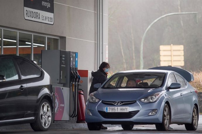 Una trabajadora de gasolinera atiende a clientes en Paraleda, Lugo, Galicia (España)