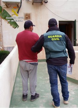 Agentes de la Guardia Civil custodian al detenido
