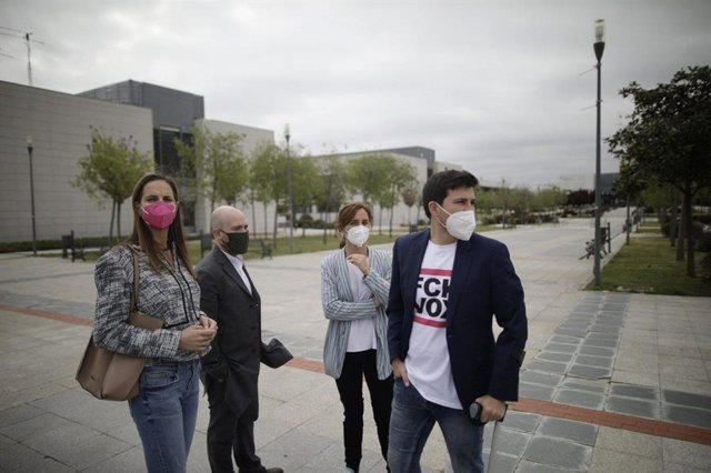 La candidata de Más Madrid al 4M, Mónica García, y su número 2 en la lista, Pablo Gómez Perpinyà, con su camiseta en la que puede leerse 'Fck Vox'