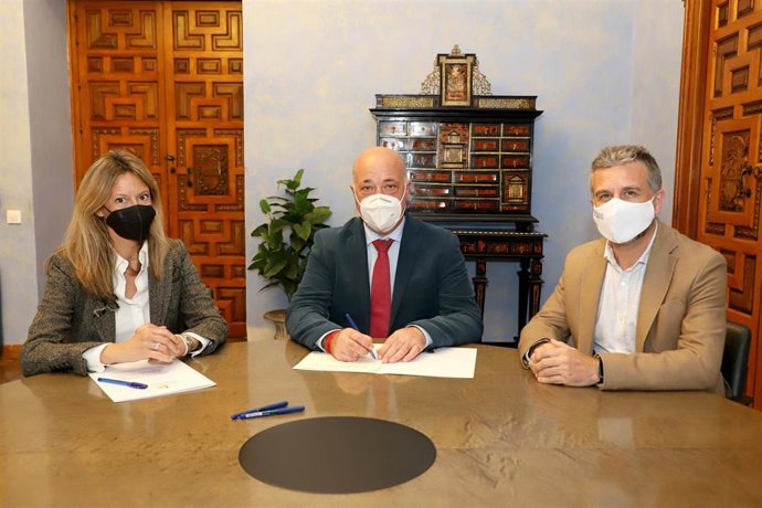 El presidente de la Diputación de Córdoba, Antonio Ruiz (centro), en la firma con Vinavin.