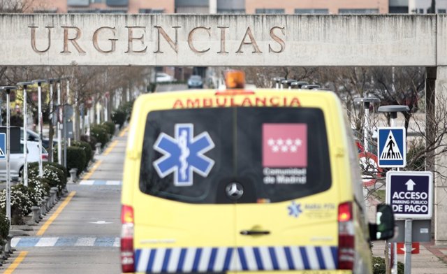 Una ambulancia se dirige hacia la puerta de Urgencias del Hospital Universitario Fundación Alcorcón